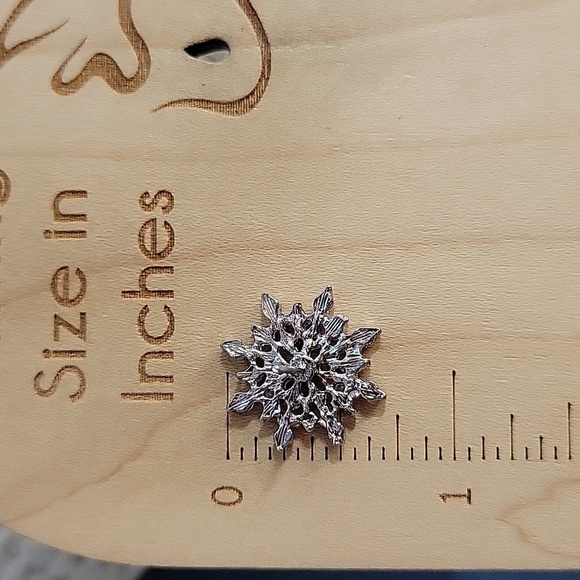 🔥LAST PAIR🔥 GORGEOUS SNOWFLAKE SPARKLE EARRINGS, Choice of Color - Picture 4 of 6